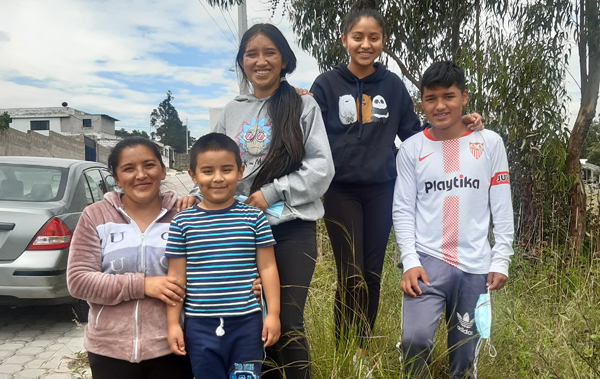 Foto Ecuador: alleinerziehende Mutter mit vier Kindern