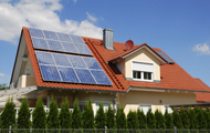 Symbolbild Solardachpflicht & Steuererleichterungen: Haus mit Photovoltaik-Anlage auf dem Dach
