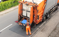 Symbolbild Abfallgebühren: Papiertonne wird in Müllwagen entleert