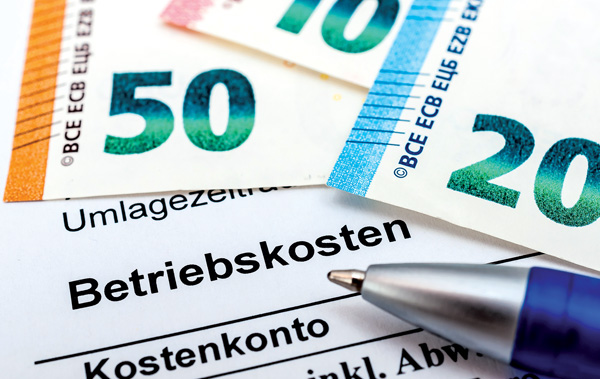 Symbolbild Betriebskosten: Geld und Abrechnungsformular