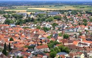 Symbolbild Wohnungsmarkt: Luftbild eines Ortes in Rheinland-Pfalz