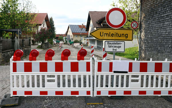 Symbolbild Straßenausbaubeiträge: Baustelle mit Umleitungsschild