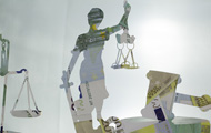 Symbolbild Rechtsschutz: Justizia aus Geldscheinen