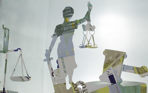 Symbolbild Rechtsschutz: Justizia aus Geldscheinen