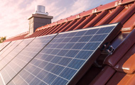 Symbolbild Solardachpflicht: Hausdach mit Photovoltaikanlage