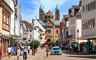 Symbolbild Bevölkerungsentwicklung: Szene aus Speyer mit Dom