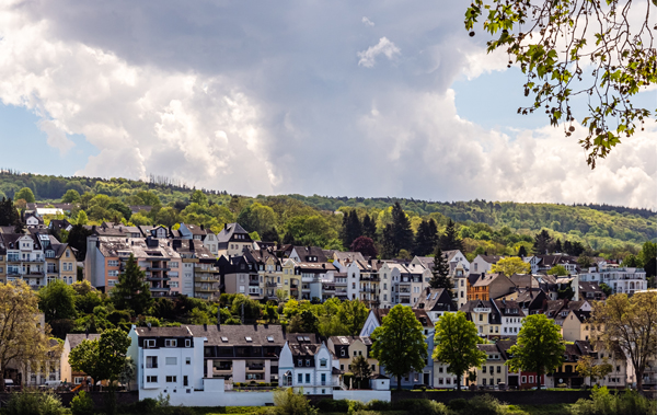 Symbolbild Grundsteuerranking: dunkle Wolken über Häusern in Koblenz