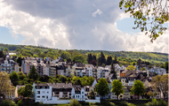 Symbolbild Grundsteuer: Wolken über Häusern in Koblenz