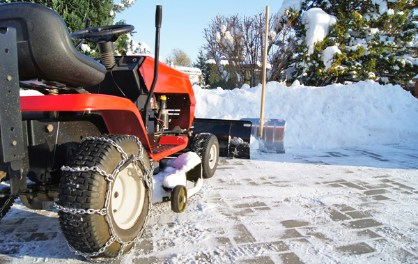 Symbolbild Winterdienst: Rasentraktor mit Schneeschild