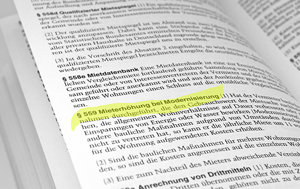 Symbolbild Modernisierungsmieterhöhung: Blick auf den Gesetzestext