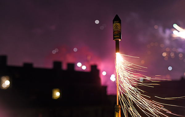 Symbolbild für Feuerwerk: Eine Rakete mit brennender Lunte kurz vor dem Start vor einem Nachthimmel