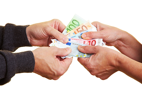 Symbolbild für Streit um Geld: zwei Personen zerren an Euro-Scheinen