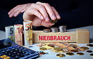 Geld, Taschenrechner, Holzelement mit „Nießbrauch“ als Aufdruck