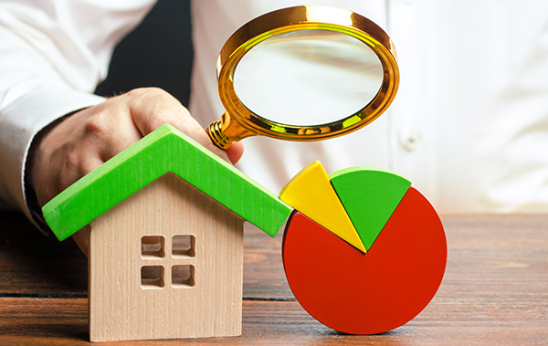 Mann untersucht Miniaturhaus mit Lupe. Kuchengrafik mit farblich hervorgehobenen Anteilen zeigt Gesamtmiete und zwei mögliche Minderungen an.)