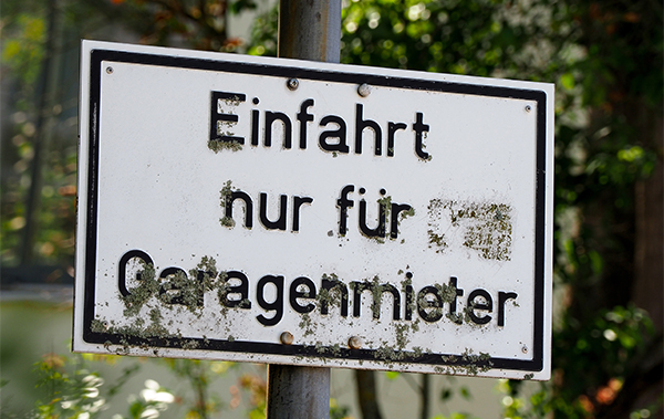 Symbol-Bild für Garagen-Mietverträge: Schild „Zufahrt nur für Garagenmieter“