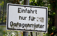 Symbol-Bild für Garagen-Mietverträge: Schild „Zufahrt nur für Garagenmieter“