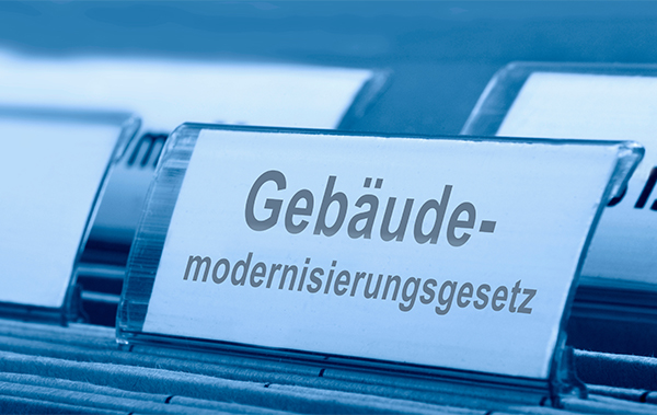 Symbol-Bild für die Reform des Heizungsgesetzes: Hängeregistratur mit Schildchen „Gebäudemodernisierungsgesetz“