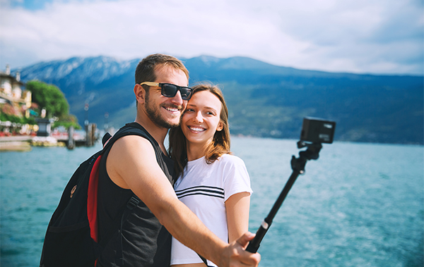 Symbol-Bild: Pärchen am Meer nimmt ein Selfie auf