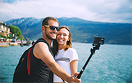 Symbol-Bild: Pärchen am Meer nimmt ein Selfie auf