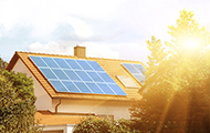 Symbol-Bild Solarstrom: Dach mit PV-Anlage im Sonnenschein