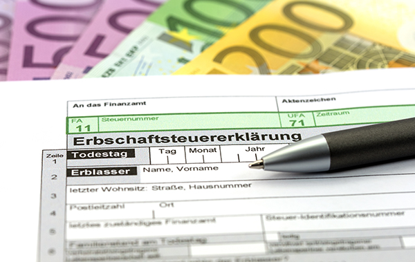 Symbol-Bild: Geldscheine und Formular zur Erbschaftsteuererklärung