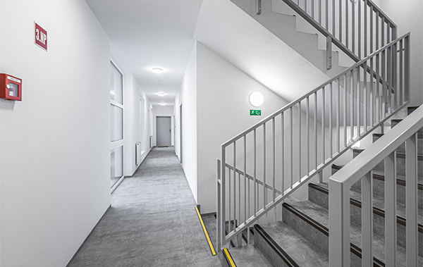 Symbol-Bild für Allgemeinstrom: Beleuchteter Hausflur eines Mehrfamilienhauses