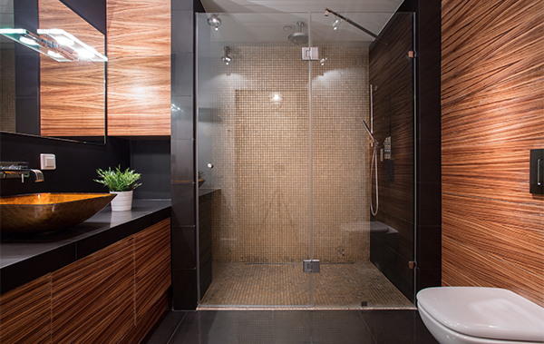 Symbol-Bild für Mietereinbauten: Modernes Badezimmer mit Holzpaneelen und bodengleicher, großer Dusche