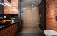 Symbol-Bild für Mietereinbauten: Modernes Badezimmer mit Holzpaneelen und bodengleicher, großer Dusche