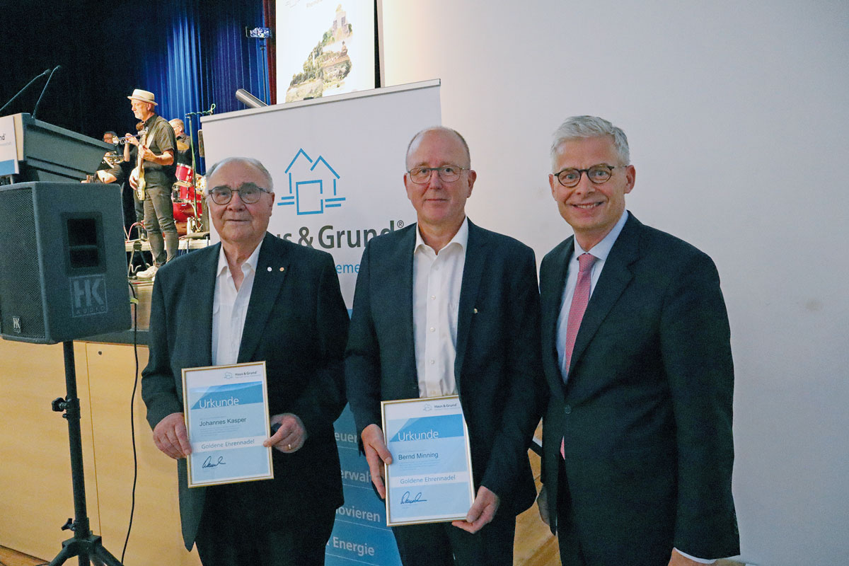 Auszeichnung für langjähriges ehrenamtliches Engagement für die Interessen der privaten Immobilieneigentümer: Beim Landesverbandstag erhielten Johannes Kaspar (Foto links) und Bernd Minning (Mitte) aus der Hand von Haus & Grund Präsident Dr. Kai Warnecke die goldene Ehrennadel des Verbands. 