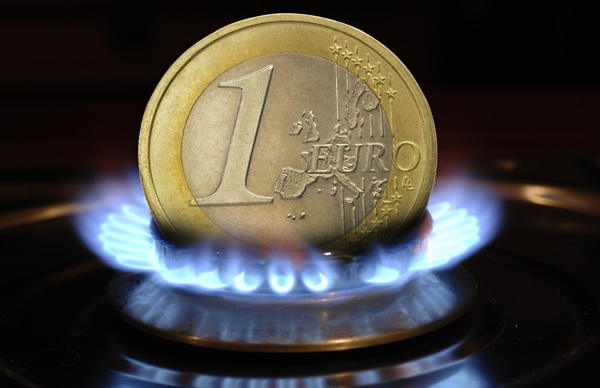 Symbolbild Inflation: Euromünze schmilzt in Flamme