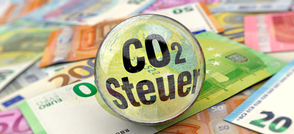 Symboldbild Klimaschutz: Geldscheine und Glaskugel mit Schriftzug CO2-Steuer