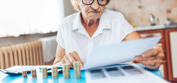 Symbolbild Kilmaschutzpläne: Arme, ältere Frau verzweifelt angesichts der hohen Kosten